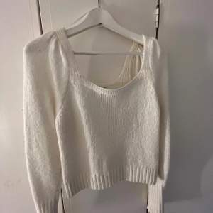 Säljer nu denna superfina vita stickade tröja med relativt tighta ärmar!!Inte stickig alls och har använt den ett fåtal gånger🤍🕺🌼