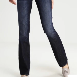 Mavi Jeans  - Min absoluta favorit jeans som jag köpte om men som tyvärr är försmå. De är i superbra skick då de använts ett fåtal gånger! Snyggaste färgen och passformen, får alltid komplimanger🥰💘