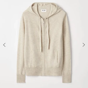 Soft goat zip - Säljer denna jätte fina soft goat zip hoodien, då den inte längre kommer till användning, i färgen natural sand. Jätte fin nu till hösten💖 Kan mötas upp eller posta. Nypris 2500kr, priset kan diskuteras.  Skriv för fler bilder! Köparen står för frakten. 