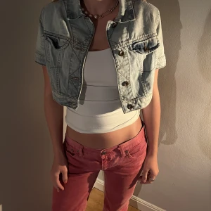 JEANS BOLERO!! - Skit snygg bolero i jeans!! Så snygg till fest eller bara i skolan💘