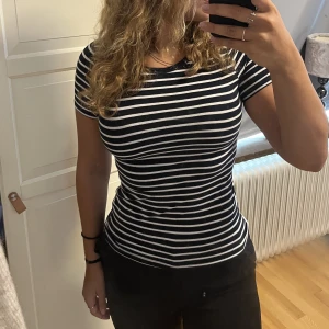 Randig tshirt - Knappt använd t-shirr från H&M i jätteskönt material!❤️