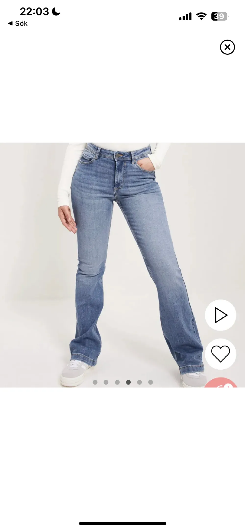 Säljer dessa jeans som är köpta på Nelly. På mig sitter dom rätt högmidjat men på andra som har dom sitter dom ganska mid waist! Dom är använda ungefär 5 gånger!Fråga för fler bilder om ni är intresserade!💕💕nypris 449kr. Jeans & Byxor.