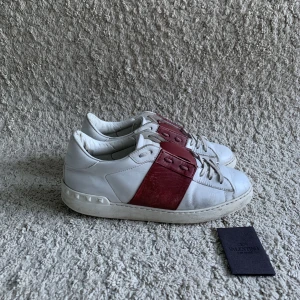 Valentino Open skor - Nu kan dessa röda valentino Open bli dina för endast 1600 (Ny pris= 6000+)🤝 Skorna är välanvända men har definitivt mer liv i sig. Skorna plus Valentino kort är det som följer med. Inga skambud tack