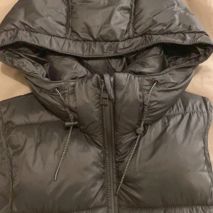 Zara väst - Säljer denna fina och gosiga zara västen som såldes ut förra året. Köpt i butik men aldrig använd så den är precis som ny🎀‼️tar helst swish‼️