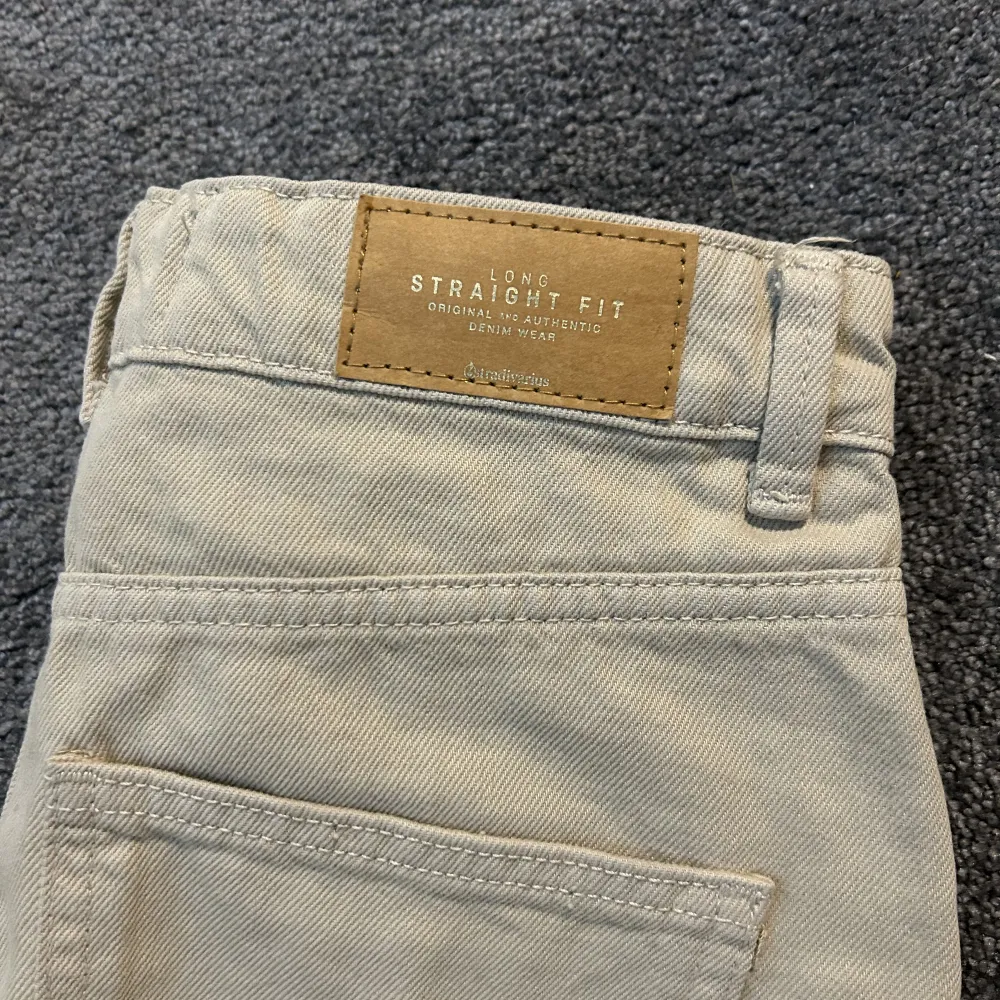 Säljer mina jeans från stradvidius i storlek 34. Färgen är beige. Jättefina på men kommer ej till användning.⭐️. Jeans & Byxor.