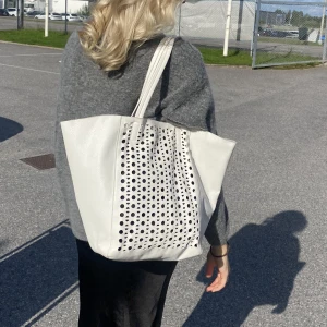 Väska - Sjukt snygg väska som är köpt secondhand så vet tyvärr inte märket, den är i mycket bra skick🥰 Perfekt som skolväska!!