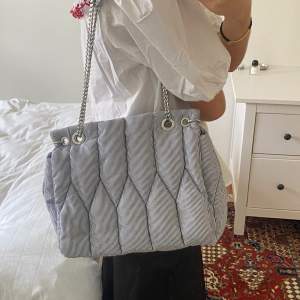 Stor fin väska från Zara i bra skick!❤️‍🔥