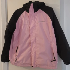 Regnjacka - En regnjacka i strl 158 men passar mig som är en s/m. 