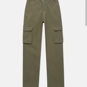 Gröna Cargopants från Pull and Bear. Inget fel, passar bara inte längre. Kommer strykas innan de säljs.