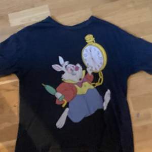 Fin t-shirt med kaninen från Alice in wonderland