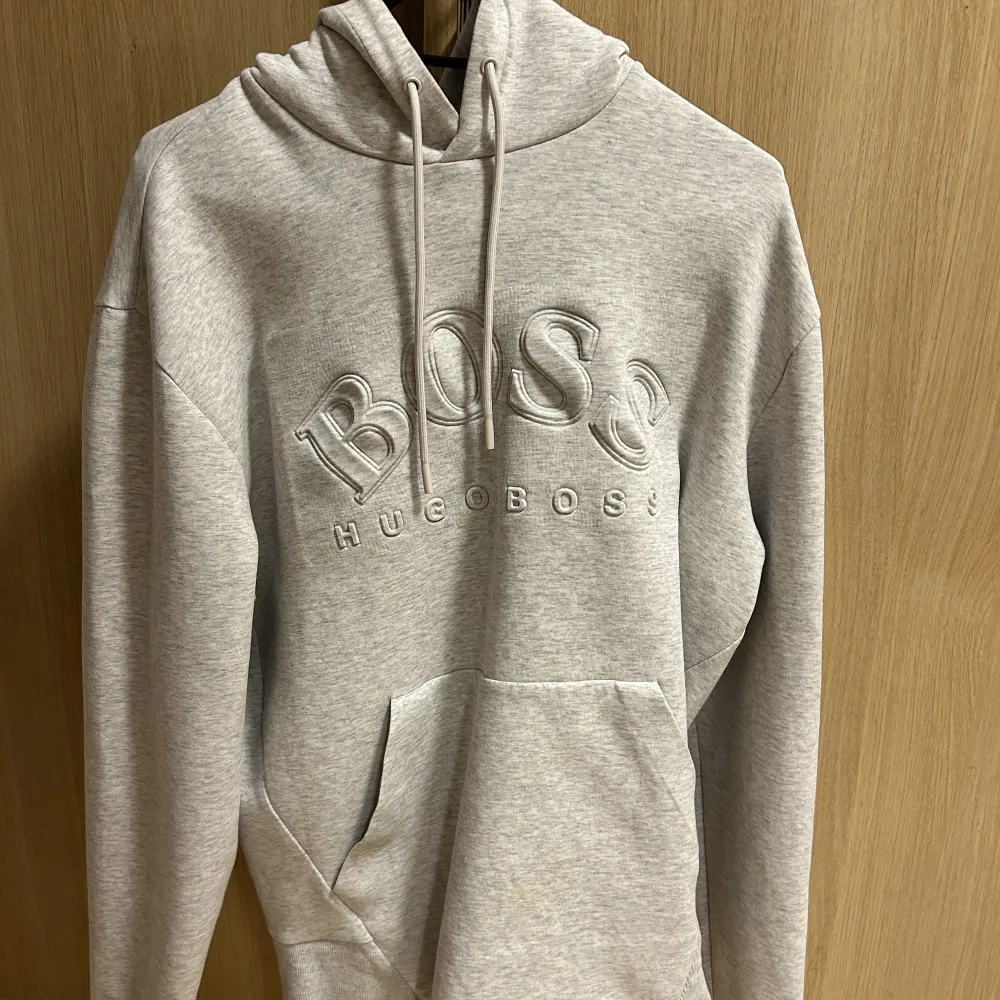 Hugo boss hoodie i bra skick inga defekter, välskött och bra.. Hoodies.