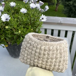 Egenvirkad necessär🥰 - Säljer handvirkad necessär som jag själv tillverkar❤️ necessären är 20x14cm, har ett blommigt innetyg och stängs med en magnetknapp🥰   Tar även beställningar, så önskar du annan färg, storlek eller innertyg så skriv gärna till mig på DM @bellankarlsson