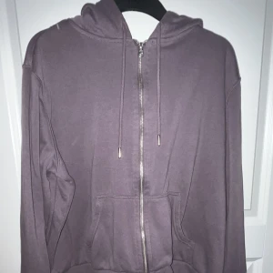 Lila kofta - Skön, ganska croppad, sitter som en L