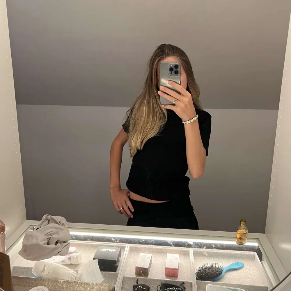 Stickad tröja från zara i svart. Nypris ungefär 280 säljer för 130 kr. Jätte fin bra skick . Neuletakit & Villapaidat.