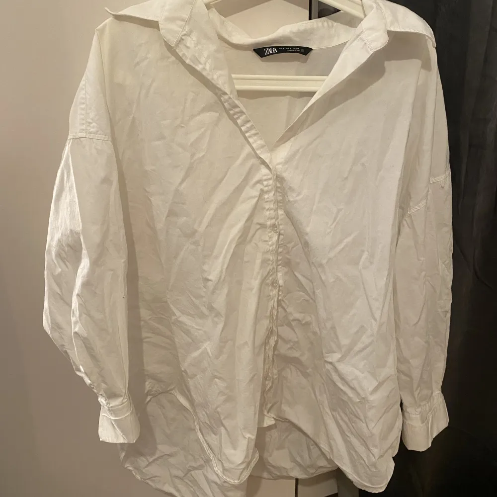 Jättefin oversize vit skjorta från Zara. Använt fåtal gånger. Säljer för att den inte passar min stil längre😊 Pris kan diskuteras privat. Skjortor.