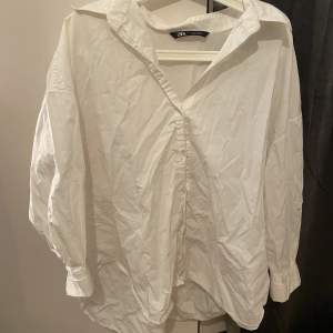 Jättefin oversize vit skjorta från Zara. Använt fåtal gånger. Säljer för att den inte passar min stil längre😊 Pris kan diskuteras privat