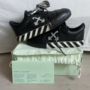 Off white sneakers - Säljer ett par skor från offwhite. Skorna är i storlek 42 och i fint skick! Box, dustbags samt äkthetsbevis finns och medföljer vid köp. Hör av er vid funderingar