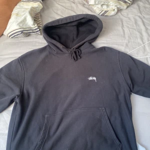 Stussy hoodie - Äkta✅ använd några gånger men endå bra skick, skriv pm vid fler frågor