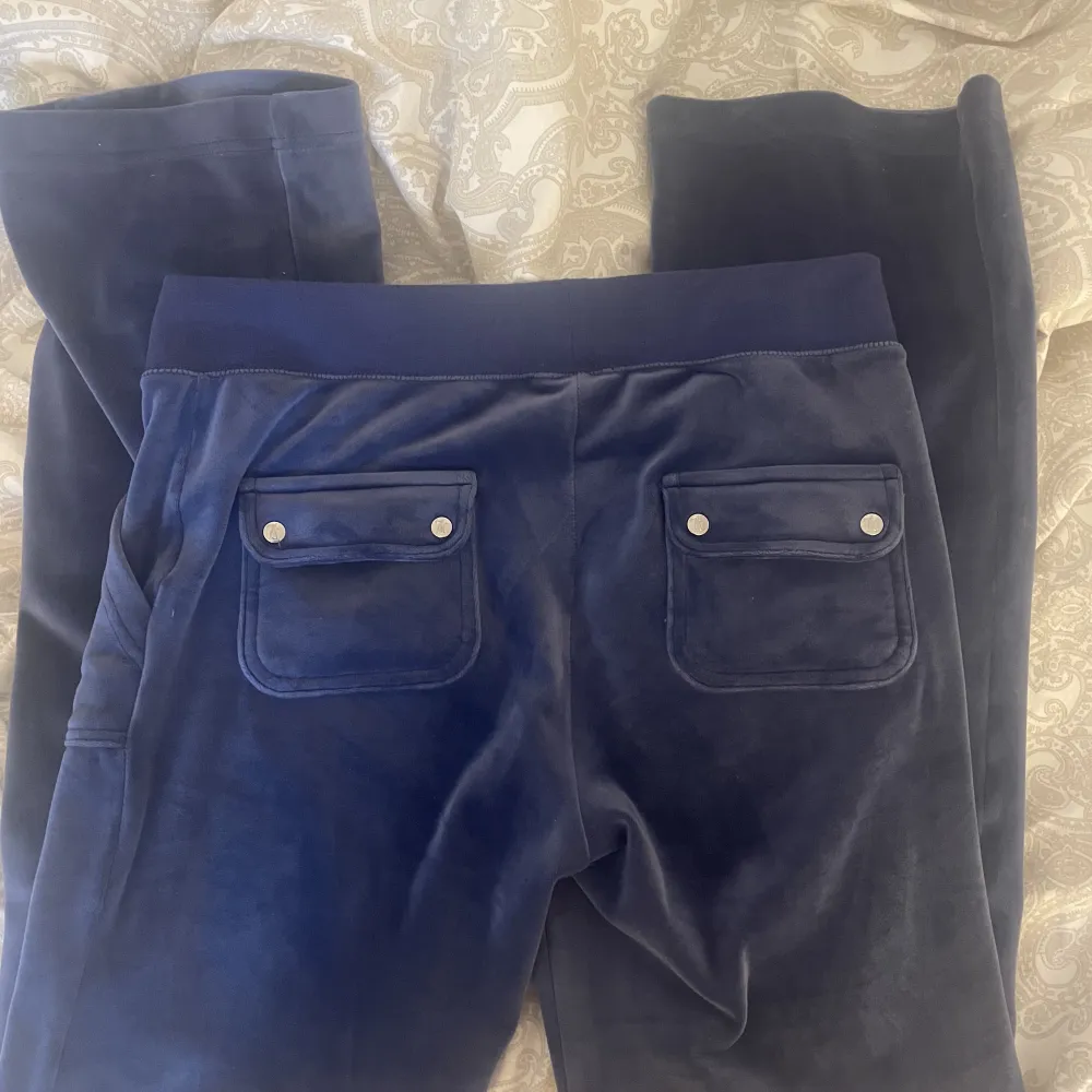 Juicy byxor i blå lila grå ich, jätte bra kvalitet typ aldrig använda. Inga defekter 💙💜DET ÄR INTE FRIFRAKT!!. Jeans & Byxor.