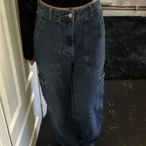 Jätte snygga jeans fran hm som bara använts några gånger och är i jätte bra skick!! Har blivit klippta längst ner på byx benet. Kontakta om frågor!💗