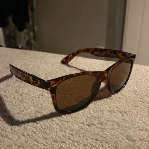 Tjena jag är redo att sälja mina fayfarer glas ögon för 700 priset går alltid att diskuteras  - Tjena det är dag att sälja mina fayfarer rayban glasögon för 700kr priset går alltid att diskuteras, denna present fick jag av min vän som inte gav mig en låda och bara glasögon. Skriv om du har några funderingar 