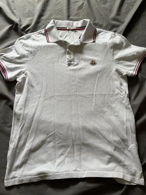 Moncler Piké - Mycket fräsch moncler piké, använd i cirka 3 månader sparsamt. Den är riktigt snygg o sitter perfekt som storlek S. Inget du kommer att ångra hör av dig vid eventuellt intresse:) Finns i göteborg välkommen!