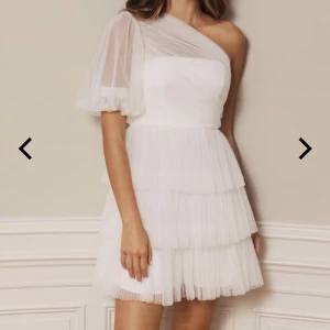 By Malina studentklänning - Säljer nu min superfina by malina constance miniklänning i tyll som jag hade som studentklänning. Den säljs inte längre och köptes för 4999 kr. Strl xs