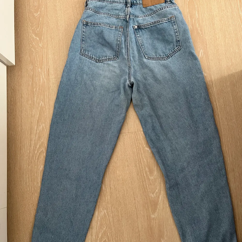 Vanliga high waist jeans, använda många gånger men inget fel på dem.. Jeans & Byxor.