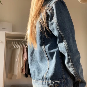 Jeansjacka  - Skitsnygg jeansjacka som tyvärr inte kommer till användning längre💘💞