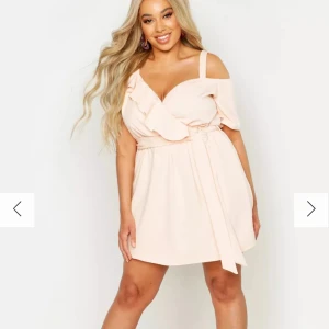 Rosa plussize-klänning Booho - Oanvänd, med lapp kvar. Boohoo,  PLUS PLUNGE RUFFLE BELTED MINI DRESS