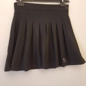 Veckad Bershka kjol - Svart kjol i storlek M.