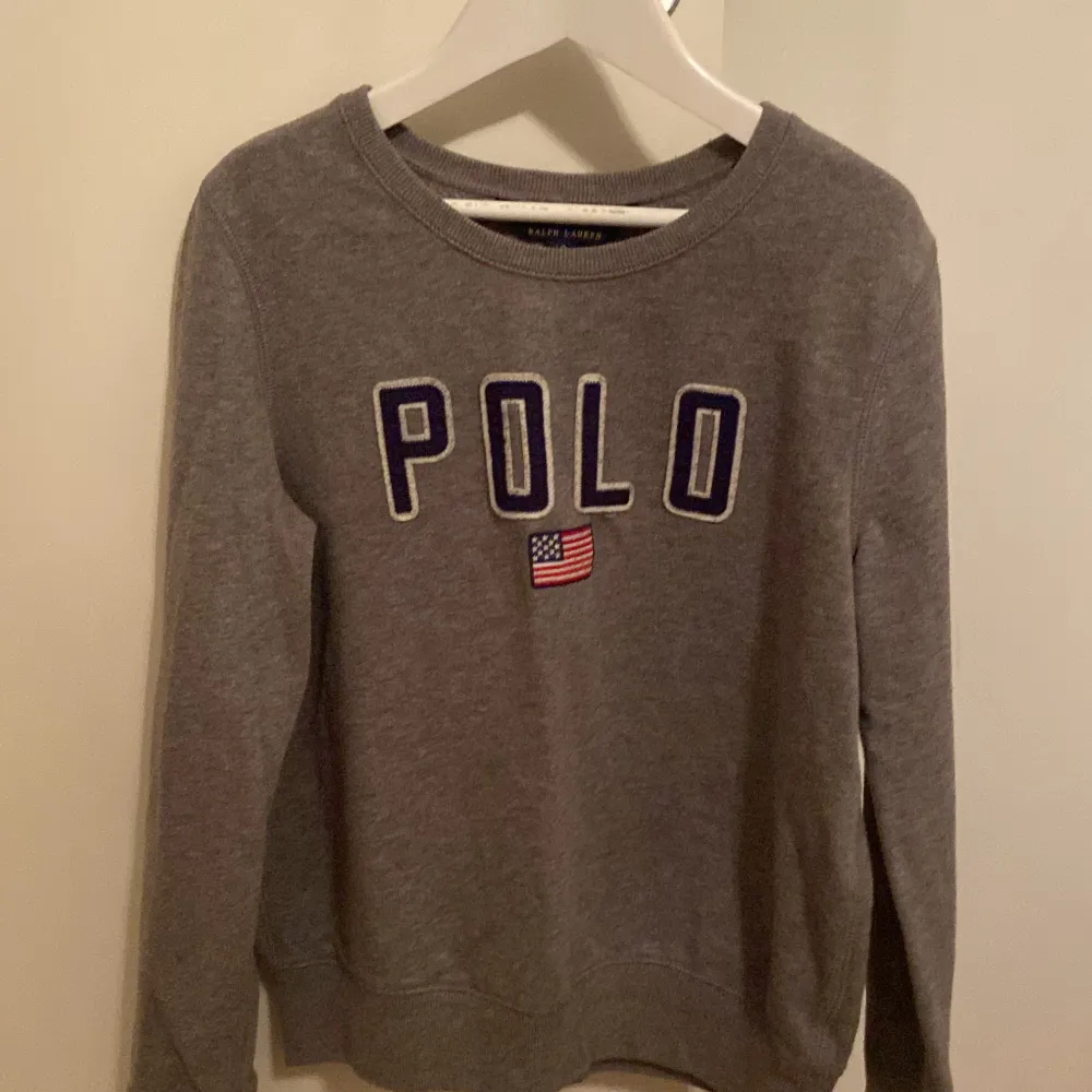 En tröja med märke Polo på! Den är från ralph lauren . Tröjor & Koftor.