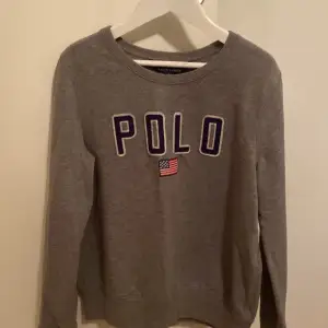 En tröja med märke Polo på! Den är från ralph lauren 