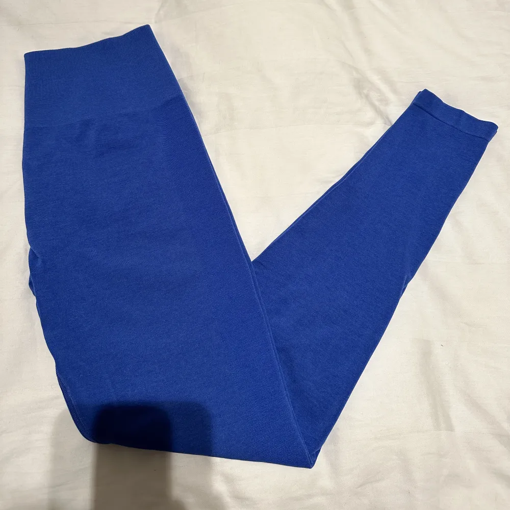 Säljer mina blåa Alphalete tights i strl M. Modellen heter Amplify och är en sjukt stretching modell med scrunch som formar rumpan snyggt!🍑✨ Iprincip helt oanvända därav i superbra skick!💙. Övrigt.