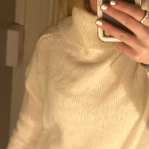 Polotröja 🩵 - Mysig polotröja från Lager 157💕 Storlek XS, nyskick. använd fåtal gånger 🫶🏻perfekt nu till hösten😍 Slutsåld i både XS och S på hemsidan i denna färgen, off white 🤍  Kontakta mig vid funderingar 🩵