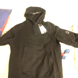 Cp comapany hoodie - Cp comapany hoodie köpt på wallenbergs konkursförsäljning. Ej använd och storlek M. Kvitto finns även som äktenhetsbevis.
