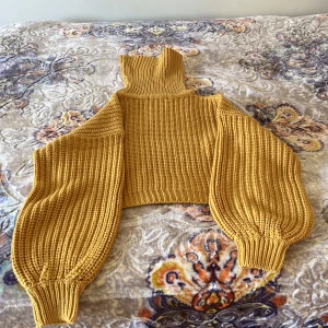 Stickad tjocktröja  - Stickad tjocktröja med polokrage. Gul färg. Perfekt till hösten och vintern. Fint skick. Storlek XXS, men jag bär XS och den passar bra 