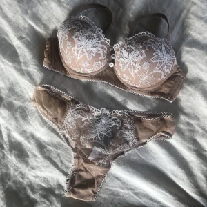 Intimissimi  - ALDRIG ANVÄND🤍 Fint set av vadderad bh & trosor från intimissimi. Beige grund med vackra vita spetsdetaljer🐚Storlek: 75B (bh) & S (trosor). Prislapp kvar! Ordinarie pris: 578 kr