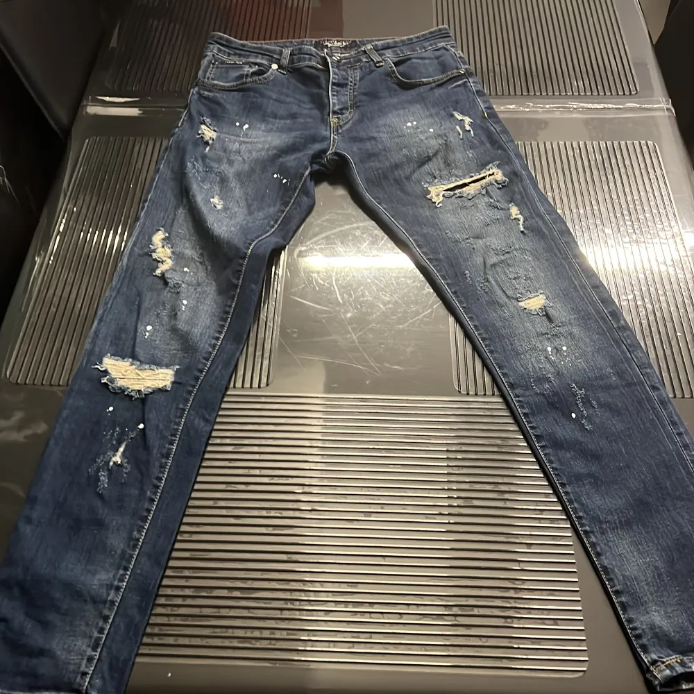 Straight phillip plein jeans, inga skador. Fler bilder kan skickas om man är intresserad. Midja:31/32 längd:32. Jeans & Byxor.
