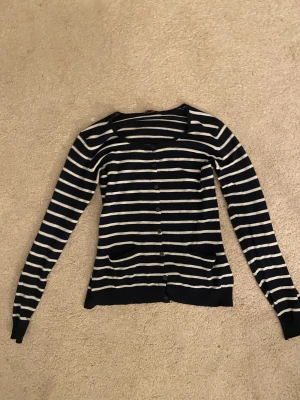 Kofta med knappar - Tun randig kofta med knappar💙 koftan är marinblå vit randig💙 perfekt nu när det börjar bli kallare💙