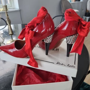 Exklusiva klackskor från Lanvin×H&M - Ett tillfälle att köpa dessa exklusiva klackar från lanvin ×hm, helt nya och oanvända i originalkartong. Skorna är i äkta skinn och normala i strl. Ett tillfälle du inte vill missa!