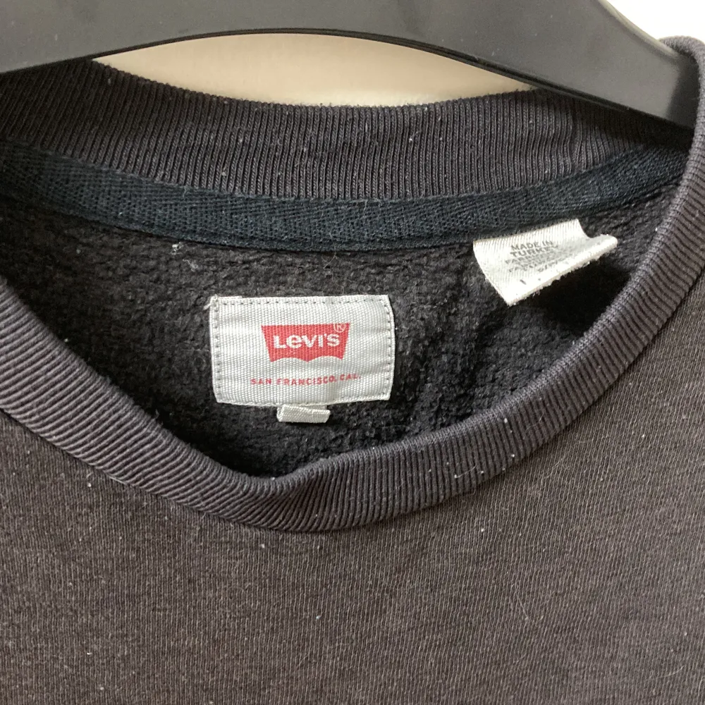 Levi’s college tröja  Storlek s (lite större i storleken) Minimalt slitage, använd men inga skador/skavanker . Hoodies.