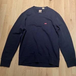 Levi’s collage tröja - Originalpris 699 kr. Skick 10/10 inga tecken på slit. Storlek S.