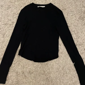 Tröja Zara - Hej, säljer denna jätte fina långärmade tröja från Zara i storlek S, säljer pga att den ej kommer till användning och har inte använt den så mycket då den är i fint skick. Bara att höra av sig vid funderingar!