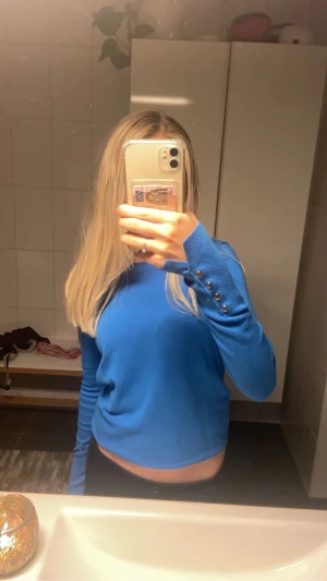 Zara tröja - Säljer min superfina klarblå stickade tröja från zara. Köpt för 329 men säljer för 120💓💓