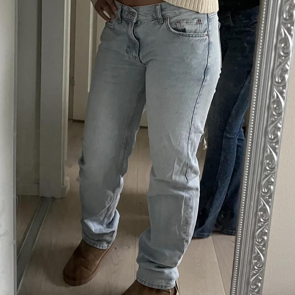 Helt nya Low waist straight jeans från Gina tricot använt max 2 gånger använder den inte längre pga den är stor då jag har gått ner i vikt . Storlek 36. Nytt pris 500kr. Jeans & Byxor.