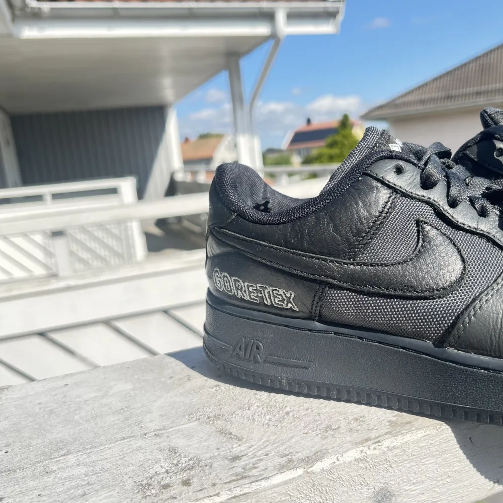 Nike air force 1/gortex  Ett samarbete de gjorde då dessa är hållbara, bekväma och slittåliga material Nypris 1800kr. Skor.