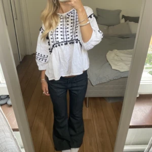 Lågmidjade bootcut jeans - Säljer dessa lågmidjade jeans. Är något stora på mig som i vanliga fall bär XS ibland XXS. Innebenslängd: 79cm Midjemått: 78 Har du någon fråga är det bara att höra av dig🫶🏻