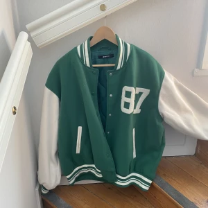 Grön jacka från Gina - Fin grön och krämvit höst- och vårjacka! Från Gina i storlek L, däremot kan den absolut passa fler då jag själv vanligtvis bär S! 