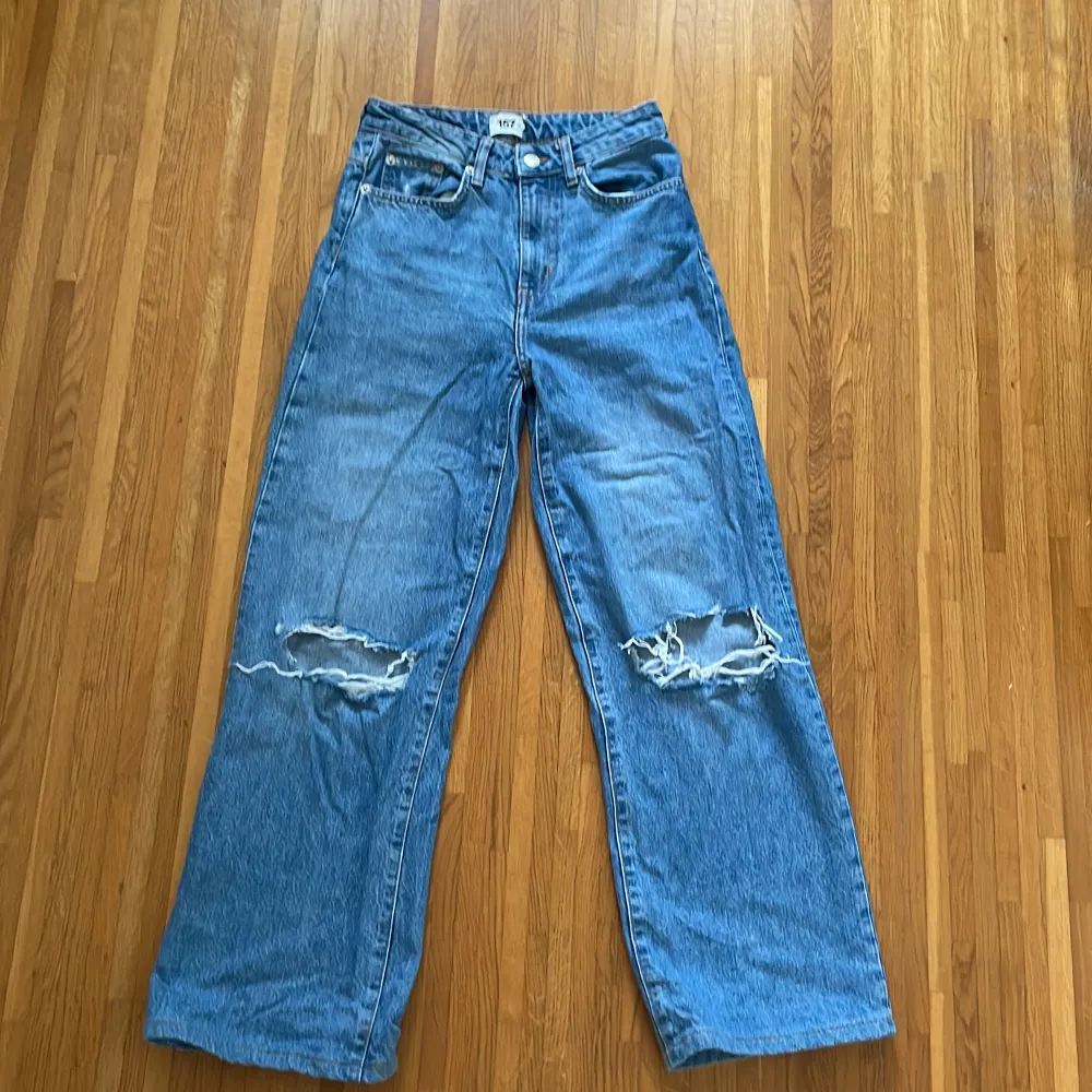 Ett par högmidjade jeans med hål i knäna från lager 157 i storlek xs. Bra skick. Jeans & Byxor.